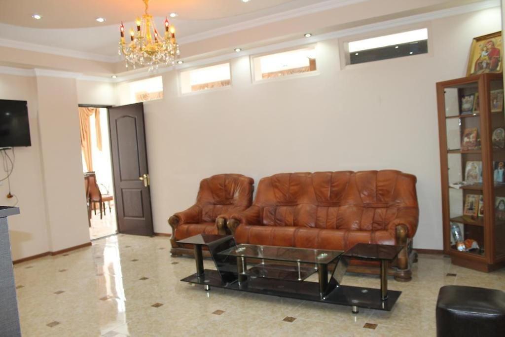 Imperator 1 Hotel Kutaisi Esterno foto